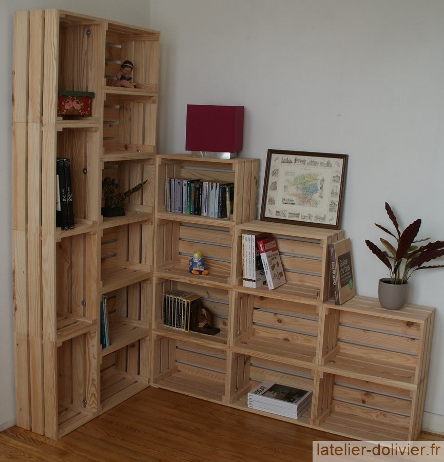 bibliothèque rangement avec des caisses en bois